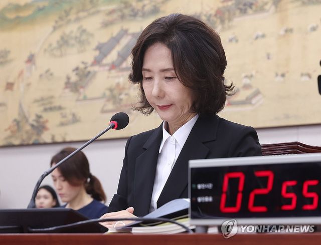 의원 질의 경청하는 이진숙 후보자
