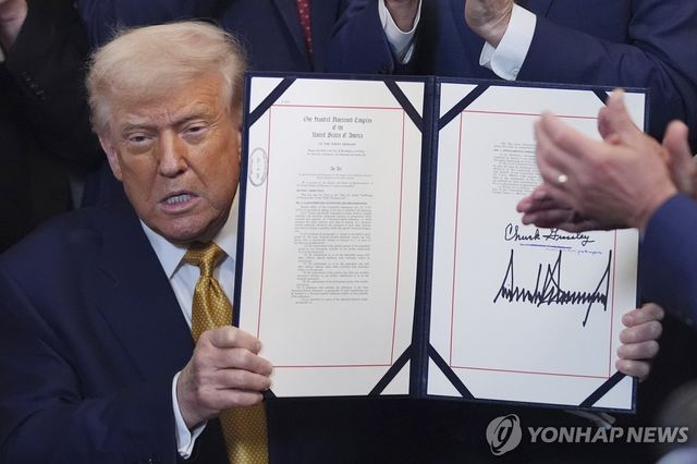 펜타닐 처벌 강화 법안에 서명한 트럼프 미국 대통령