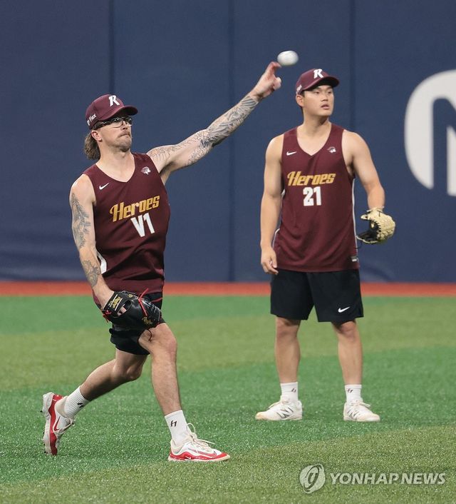 설종진 키움 감독대행 체제 첫 훈련