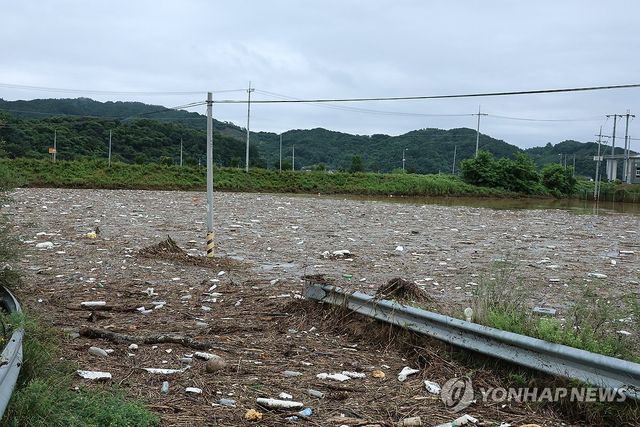 쓰레기가 떠밀려 온 공주 사곡면
