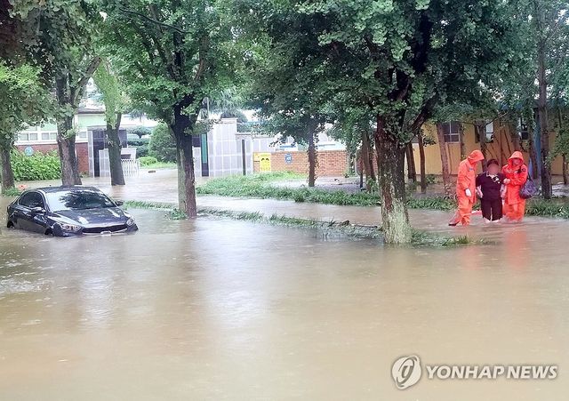 물에 잠긴 담양 고서중학교 인근 도로