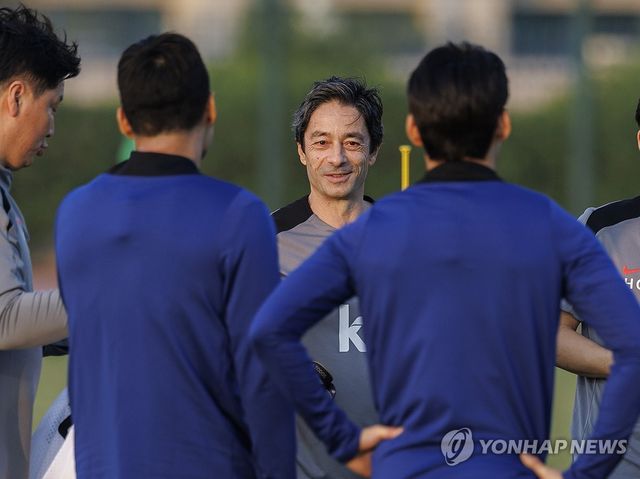 선수들에게 훈련 내용 전달하는 아로소 수석코치