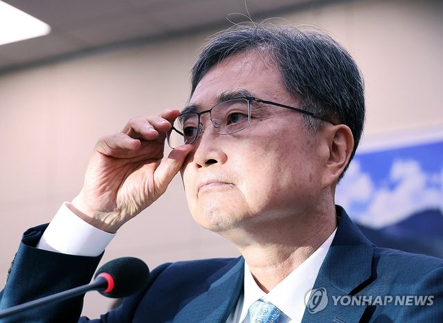 안경 고쳐 쓰는 조현 외교부 장관 후보자