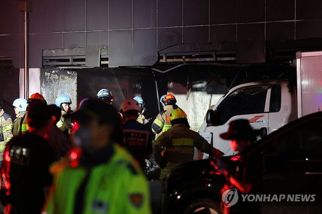 광명 아파트 화재 현장서 인명 수색하는 소방대원