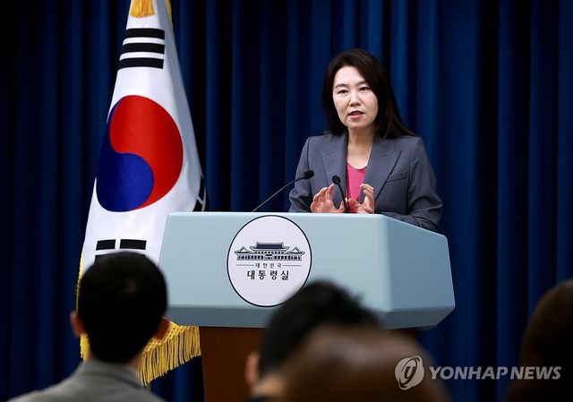 질문에 답하는 강유정 대통령실 대변인