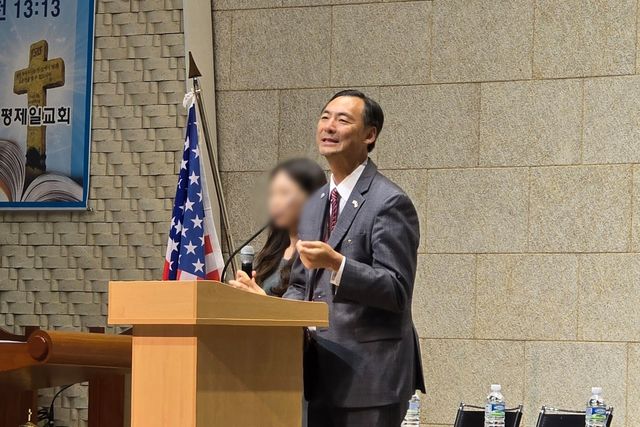 설교하는 모스 탄 교수