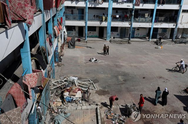 17일(현지시간) 가자지구 피란민들이 지내는 한 학교 건물이 폭격을 맞은 모습