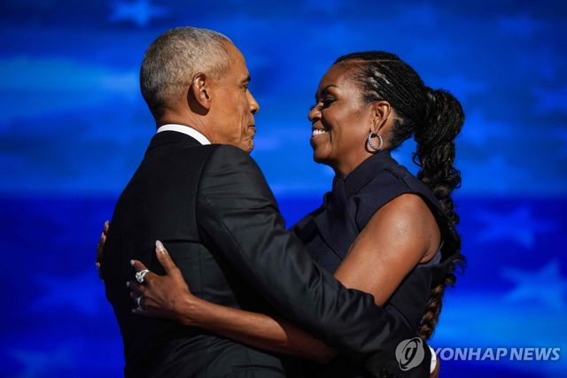 작년 8월 20일 미국 민주당 전당대회에서의 오바마 부부 모습.AFP=연합뉴스. 재판매 및 DB 금지]