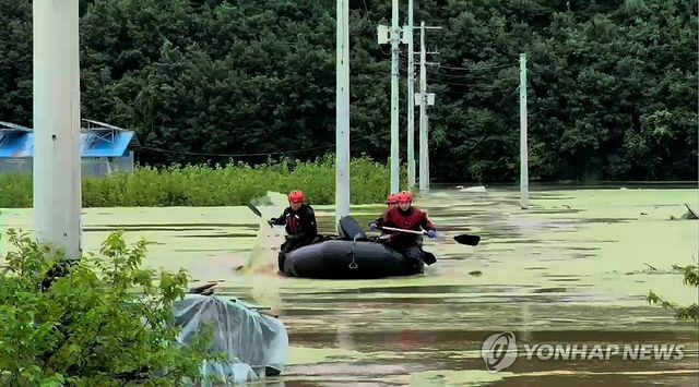 보트 타고 고립자 구조