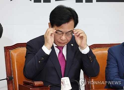 안경 고쳐쓰는 송언석 비대위원장 겸 원내대표