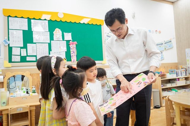 어린이집을 방문한 이기재 구청장