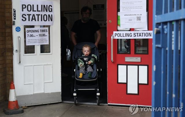 지난해 7월 영국 총선의 투표소