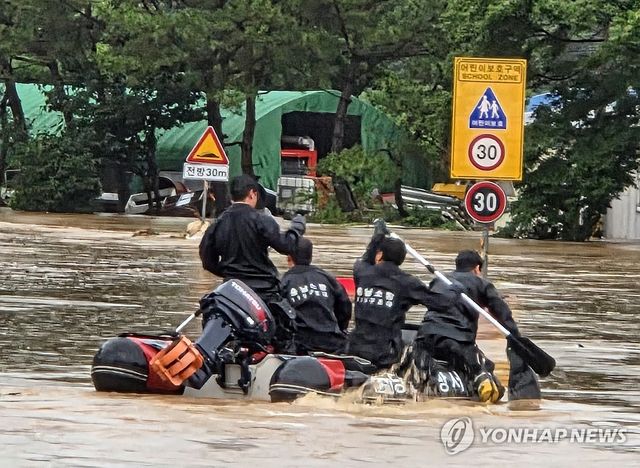 폭우 속 구조 나선 소방대원