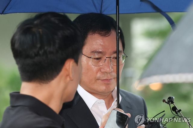 특검 조사 출석하는 윤창호 전 한국증권금융 사장