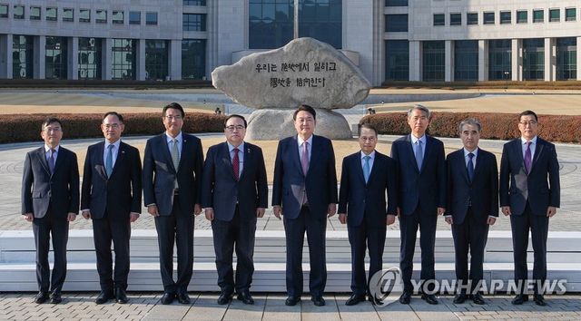 2023년 국가정보원 방문해 원훈석 앞에서 기념촬영하는 윤석열 대통령