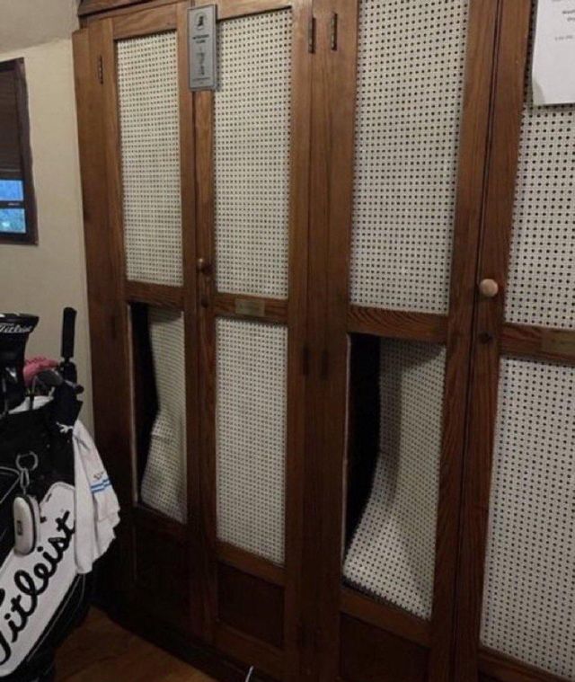 윈덤 클라크가 부순 미국 오크몬트 컨트리클럽 라커룸 문짝