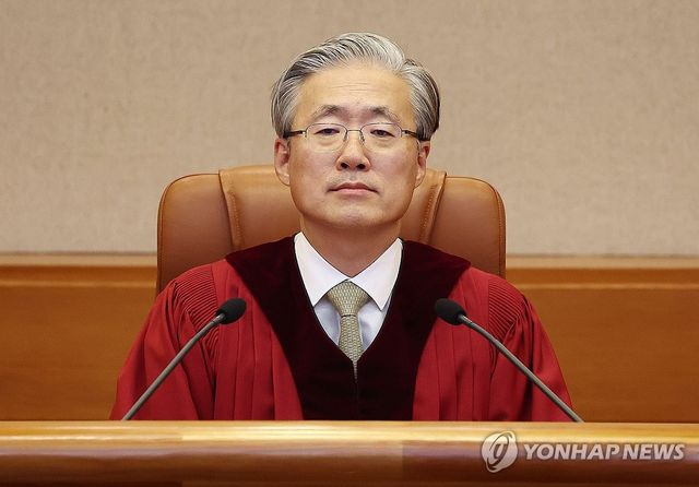 자리에 착석한 김형두 헌재소장 권한대행