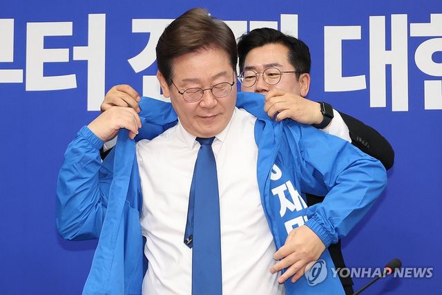 선거운동용 점퍼 입는 이재명 대선 후보