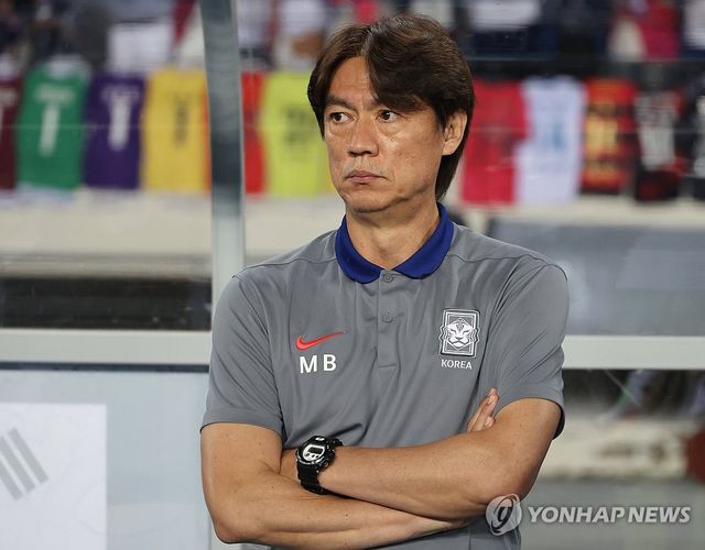 굳은 표정의 홍명보 감독