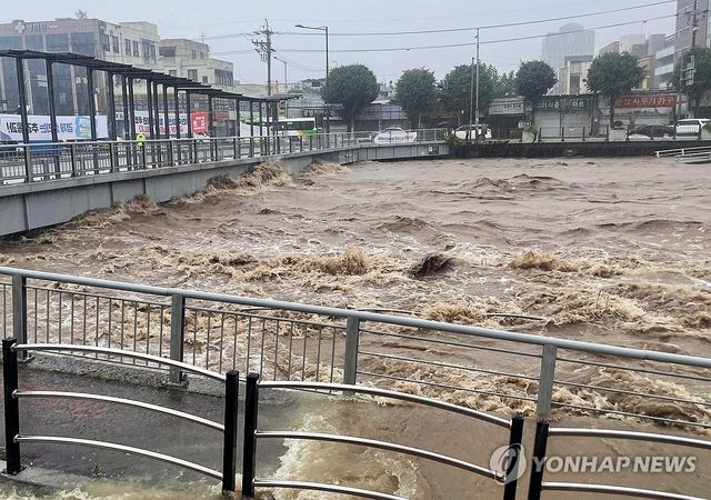 흙탕물 넘실거리는 광주천