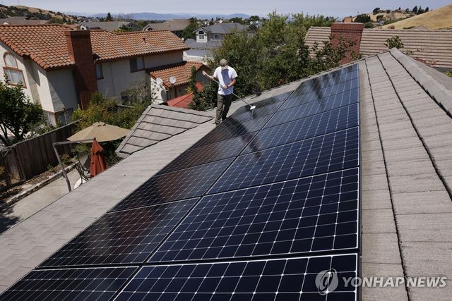 미국 주택가의 태양광 패널