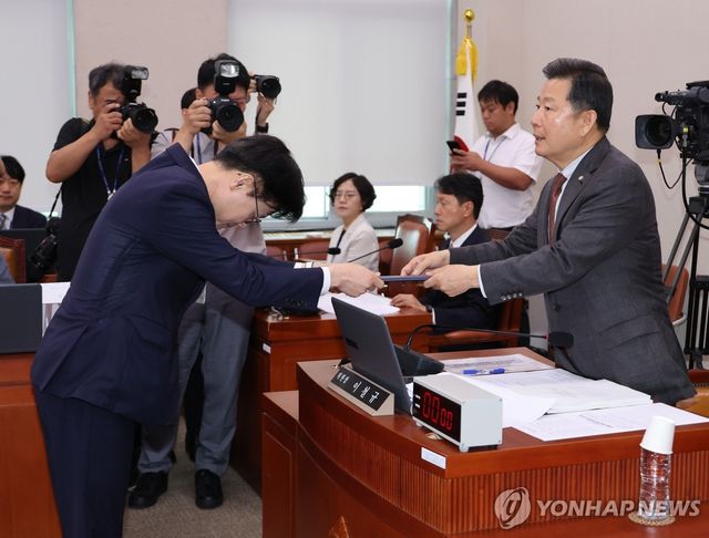 선서문 전달하는 김정관 산업통상자원부 장관 후보자