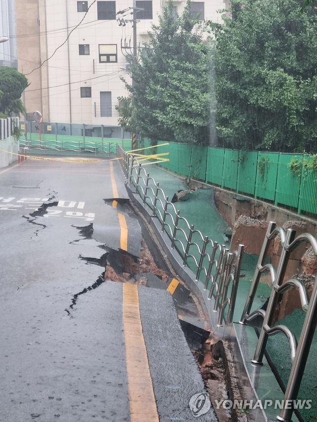 쩍쩍 갈라진 도로와 주저앉은 인도