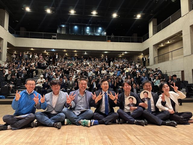 대전 토크콘서트 후 기념사진 촬영하는 박찬대 당 대표 후보 