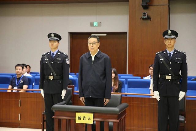 우잉제 전 티베트 당서기 사형 집행유예 선고