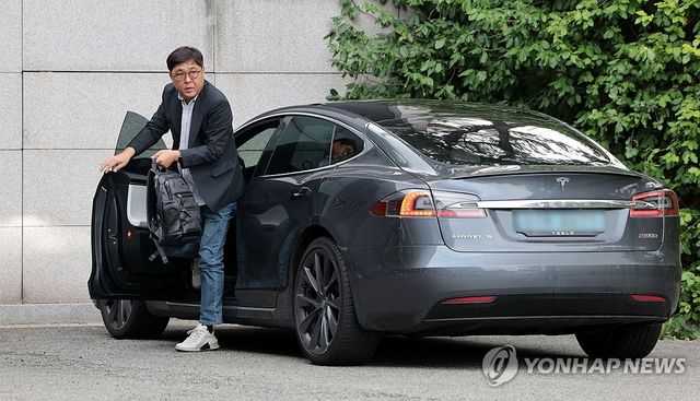 첫 출근하는 최휘영 문체부 장관 후보자