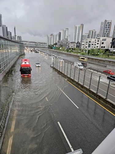 물에 잠긴 아산 세교지하차도 앞 도로