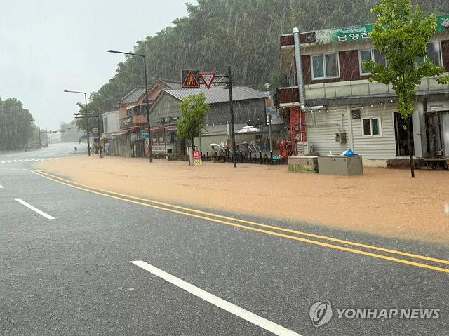 물에 잠긴 도로.기사와 직접 관련 없음