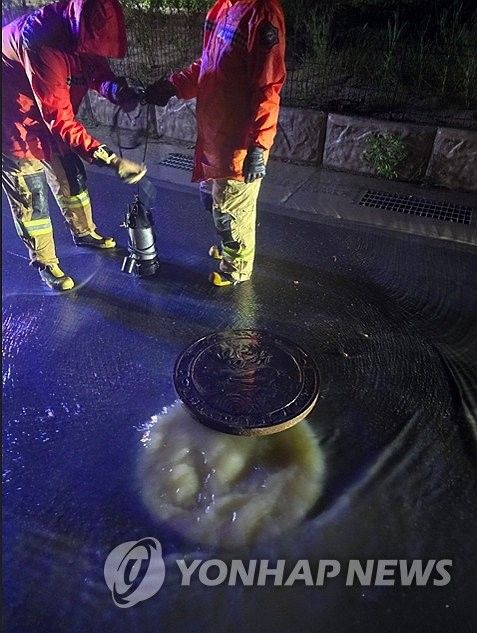 폭우에 역류한 맨홀