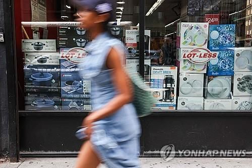 뉴욕 맨해튼의 소매점 앞을 지나는 행인