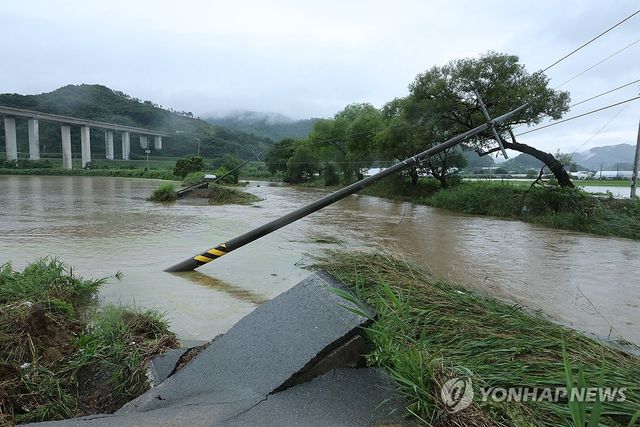 집중호우에 위태롭게 고립된 공주 사곡면