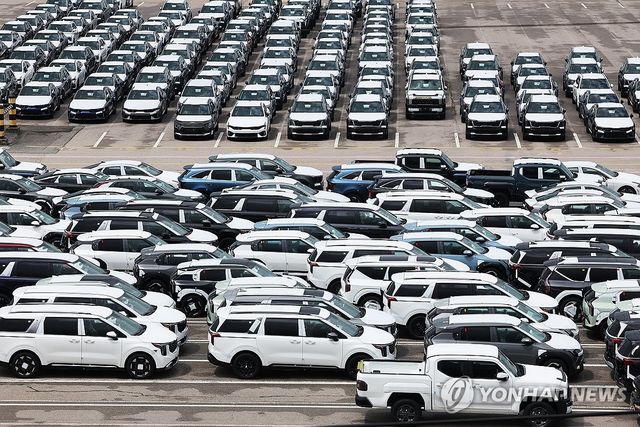 경기도 평택항에 세워져 있는 수출용 자동차