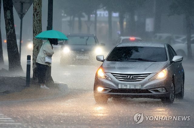 세찬 비 내리는 거리