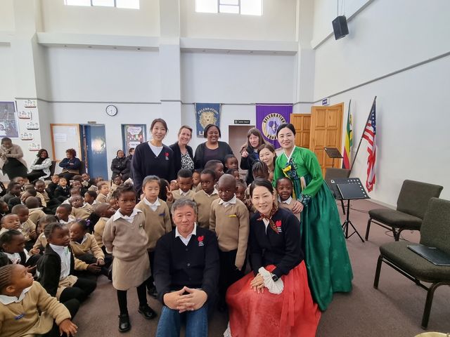 짐바브웨 하라레 셀레브레이션교회 공연 후 기념촬영