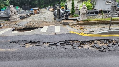 집중호우에 파손된 천안시 목천읍 일대 도로