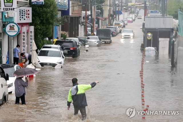 빗물에 잠긴 광주 백운광장 상가