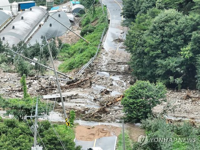 산사태로 넘어진 전신주
