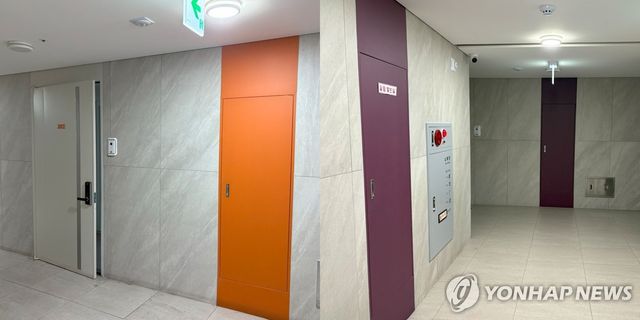 층마다 다르게 칠해진 복도 벽면