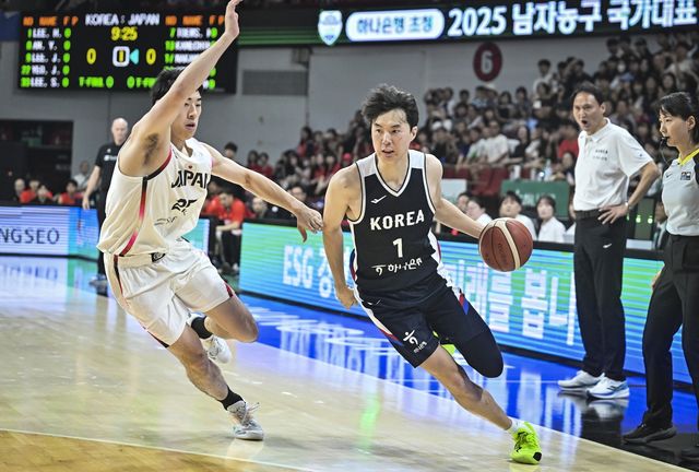 드리블하는 이현중