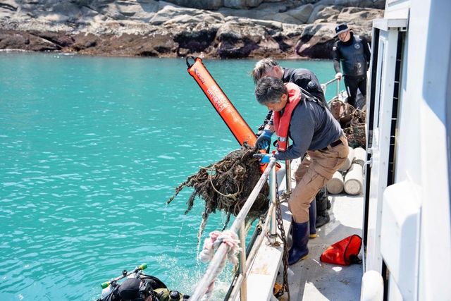 롯데마트, 여수 앞바다에 잠수부 투입해 수중 폐기물 수거