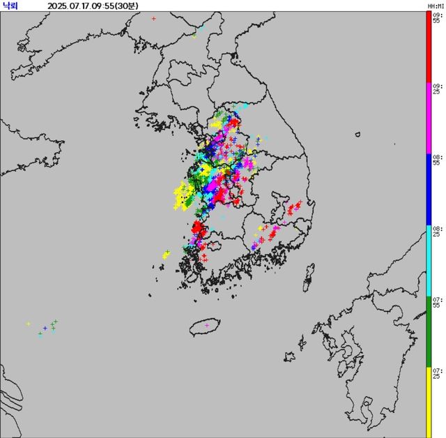 17일 오전 9시 55분 기준 낙뢰 관측 현상. [기상청 제공. 재판매 및 DB 금지]