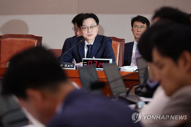 질의에 답하는 김정관 산업통상자원부 장관 후보자