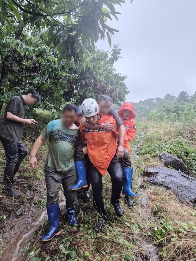 산사태 고립 주민 구조하는 소방대원