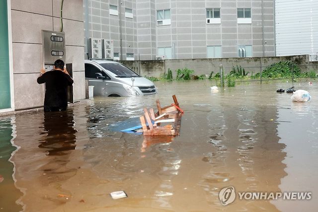 물에 잠긴 광주 백운광장 상가
