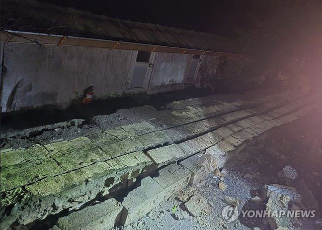 담장도 무너뜨린 빗줄기