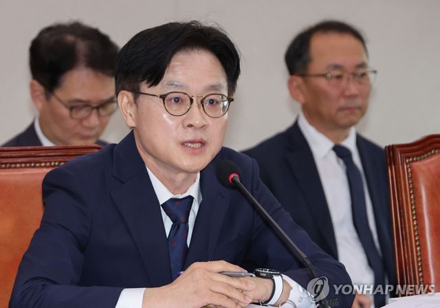 답변하는 김정관 산업통상자원부 장관 후보자